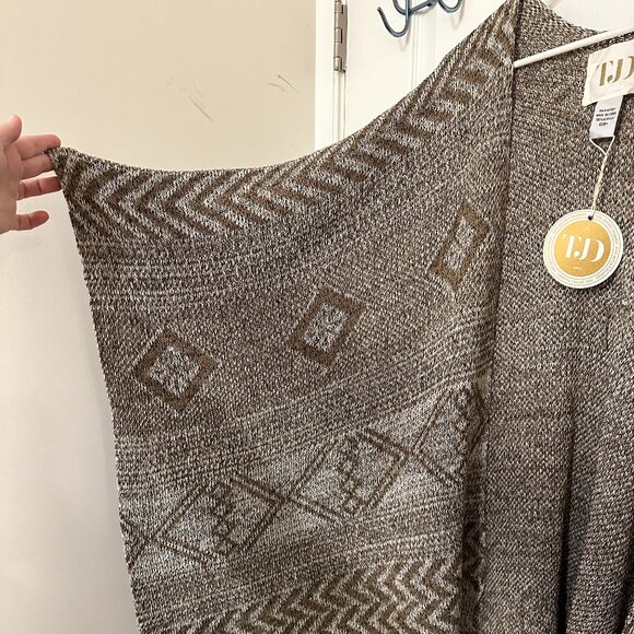 The Jetset Diaries Plus Knit Poncho - Picture 8 of 15